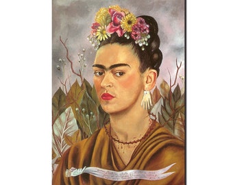 Könnte beinhalten: Ein Selbstbildnis der mexikanischen Künstlerin Frida Kahlo mit einer Blumenkrone und einer Dornenhalskette. Das Gemälde ist vor einem Hintergrund aus belaubten Ästen und einem bewölkten Himmel gemalt. Der Text "Pinte lo que siente en el año 1939 para aliviar el dolor.  Claudia y  Frida Kahlo" ist auf einem weißen Band geschrieben.