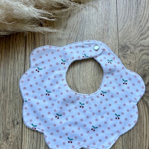 Bavoir bébé forme fleur/ nuage en double gaze motif fleuri ton bleu gris et éponge bambou image 1