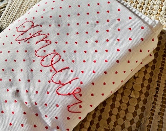 Grande couverture d'été pour bébé personnalisée en coton petits cœurs rouges et tissu niz d'abeille | Cadeau pour nouveau-né