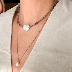 Naszyjnik choker z ametystu z pojedynczą perłą barokową, zawieszka w kształcie serca, zbuduj własny naszyjnik z zawieszkami, biżuteria minimalistyczna, naszyjnik letni
