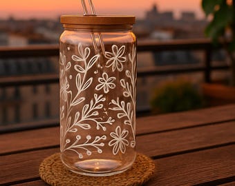 Trinkglas 'Boho Glas mit weißen Blumen'  Trinkglas mit Bambusdeckel & Glasstrohhalm, ca. 470 ml