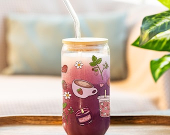 Trinkglas "Erdbeerliebe" mit Bambusdeckel & Glasstrohhalm, Picknick, Geschenk, Iced Coffee Becher