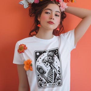 T-Shirt Damen "The Reader" Tarot  aus Baumwolle* Geschenk für Sie* Buchliebhaber*Booklover*Buchfans