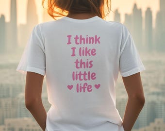 T-shirt Damen Rückenprint „I think I like this little life“ – Minimalistisches Herz vorne – , 100% Baumwolle, cooles Geschenk für Sie