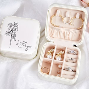 Personalisierte Reise Schmuckschatulle mit Namen, Brautjungfer Geschenke Box für Schwester, Freundin, Geburtsblume Schmuck Organisator Fall, Weihnachten Feiertagsgeschenk