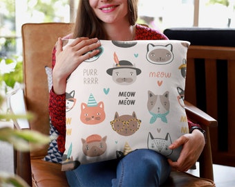 Adorable coussin pour amoureux des chats avec de mignons chats portant des chapeaux