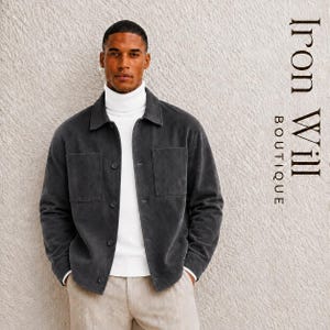 Könnte beinhalten: Eine dunkelgraue Knopfjacke mit zwei Brusttaschen, getragen über einem weißen Rollkragenpullover und einer hellen Hose. Der Text Iron Will BOUTIQUE ist auf der rechten Seite des Bildes vor einem strukturierten cremeweißen Hintergrund zu sehen.