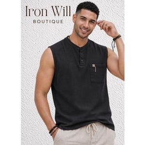 Könnte beinhalten: Schwarzes ärmelloses Henley-Shirt mit Brusttasche und Knopfleiste. Das Shirt wird mit beigefarbenen Shorts mit Kordelzug kombiniert. Das Bild enthält den Text "Iron Will Boutique".