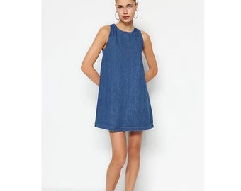 Dunkelblaues Übergroßes Jeans-Minikleid, Rüschensaum, Ärmelloses Kleid aus 100% Baumwolle, Lässiges Sommerkleid, Jeanskleid mit lockerer Passform