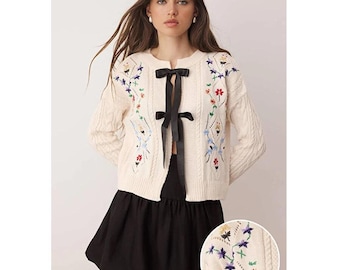 Beige Floral bestickte Strickjacke mit Fliege, Vintage romantischer Frauenpullover, Cottagecore Strick