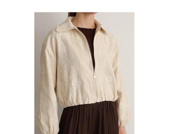 Chaqueta bomber de algodón blanco con bordado floral para primavera.