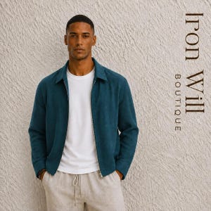 Può includere: Giacca con zip color teal sopra una t-shirt bianca e pantaloni beige con coulisse. La giacca ha un colletto e una cerniera argentata. Il testo "Iron Will Boutique" è stampato verticalmente a destra.