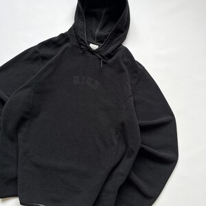 Puede incluir: Un juego de tres tazas de cer&aacute;mica con un acabado mate moteado. Las tazas son en tonos crema, gris claro y gris oscuro. Cada taza tiene un dise&ntilde;o simple y minimalista y un asa redondeada.