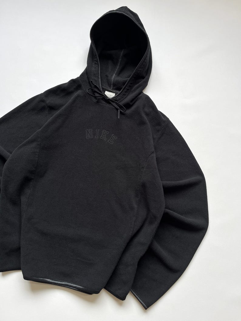 Puede incluir: Un juego de tres tazas de cer&aacute;mica con un acabado mate moteado. Las tazas son en tonos crema, gris claro y gris oscuro. Cada taza tiene un dise&ntilde;o simple y minimalista y un asa redondeada.