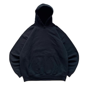 Pode incluir: Uma camisola com capuz preta de manga comprida, com um bolso frontal tipo canguru, um capuz sem cordões, punhos canelados nas mangas e uma bainha canelada. A peça de vestuário é feita de um tecido escuro e liso, sem padrões visíveis.