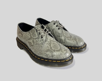 Zapatos Oxford Dr. Martens 1461 Viper Snake de piel repujada, color gris claro, talla US para mujer 6 / EU 37