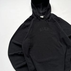 Puede incluir: Sudadera con capucha Nike negra con capucha con cord&oacute;n y el logotipo de Nike bordado en el pecho. La sudadera con capucha est&aacute; hecha de un material suave y texturizado y tiene un ajuste relajado. Las mangas son largas y el dobladillo es recto.