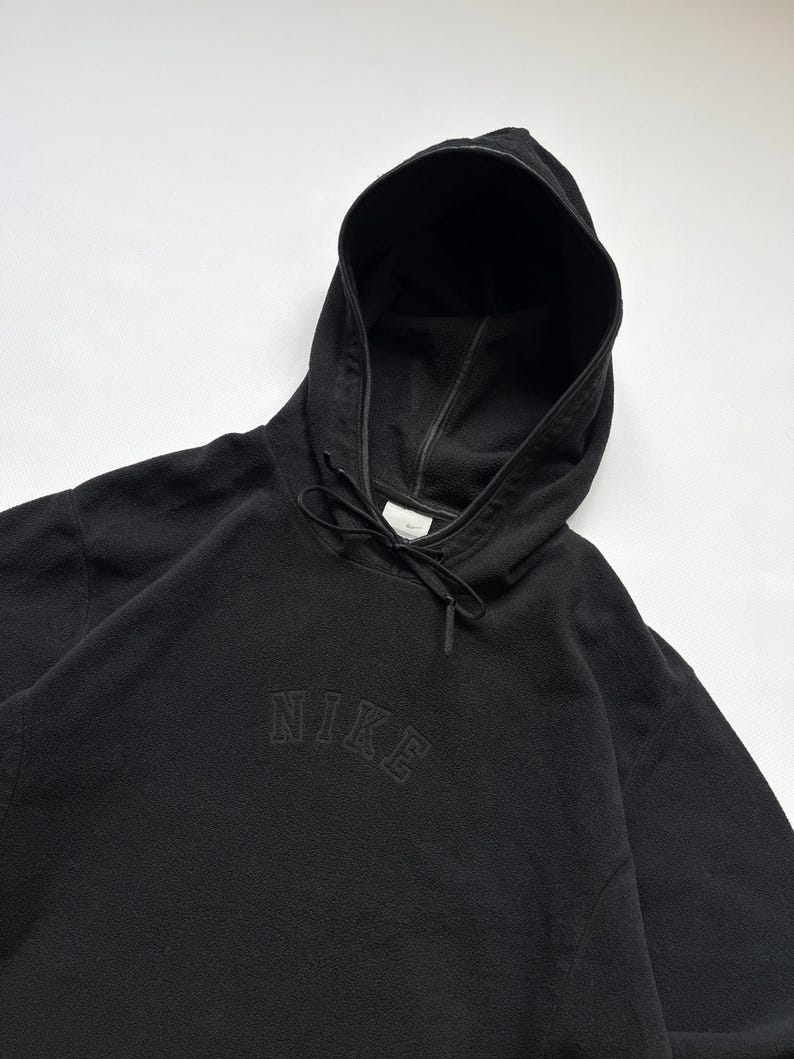 Puede incluir: Sudadera con capucha Nike negra con cord&oacute;n. El logotipo de Nike est&aacute; bordado en negro a trav&eacute;s del pecho. La sudadera con capucha est&aacute; hecha de un material suave y texturizado.