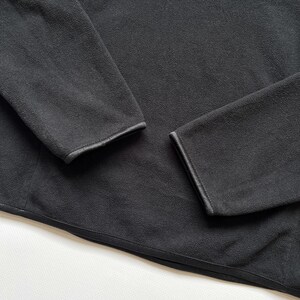 Puede incluir: Una taza de cer&aacute;mica blanca con un asa negra y el texto "But First, Coffee" en negrita negra. La taza est&aacute; sobre una superficie de madera. La taza mide aproximadamente 10 cm de alto.