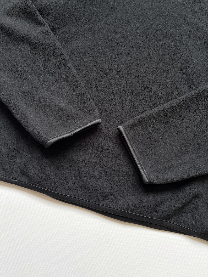 Puede incluir: Una taza de cer&aacute;mica blanca con un asa negra y el texto "But First, Coffee" en negrita negra. La taza est&aacute; sobre una superficie de madera. La taza mide aproximadamente 10 cm de alto.