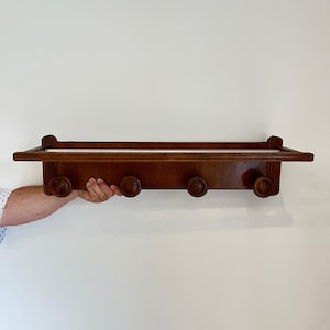 Vintage 1960s solid wood wall coat rack with 4 hooks and hat rack, modernist Scandinavian style, retro design MCM wall entrance