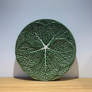 Plat vintage en barbotine feuille de chou vert, Portugal - idée cadeau retro - vaisselle originale - plat de présentation - assiette légume