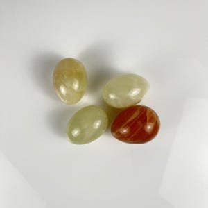 4 vintage dekorativa ägg i genomskinlig ådrad onyx från 1970-talet, set med 4 mineraldekorationsföremål i Hollywood Regency-stil, presentidé, sten