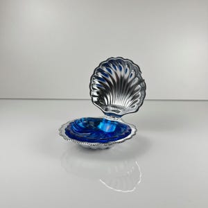 Vintage 1970s shell butter dish in silver metal and blue glass, decorative butter dish, retro chic tableware, French tableware