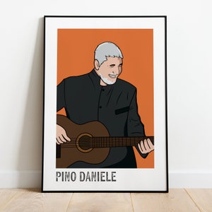 Può includere: Un'illustrazione in bianco e nero di un uomo con i capelli grigi e la barba che suona una chitarra acustica marrone. Lo sfondo è arancione. Il testo "PINO DANIELE" è in basso nell'immagine.