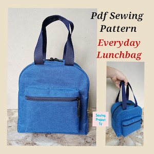 Pode incluir: Uma bolsa de almoço azul com fecho de correr e uma alça superior. A bolsa tem um bolso frontal com fecho de correr. O texto "Pdf Sewing Pattern Everyday Lunchbag" está escrito em preto sobre fundo branco. O texto "Sewing Project TV" está escrito em rosa e azul sobre fundo branco.