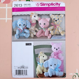 Puede incluir: Patrón de costura Simplicity 2613 con instrucciones para hacer animales de peluche de tela. El patrón incluye un elefante, una jirafa, un cerdo y un gato. Los animales tienen lazos decorativos y están hechos de tela.