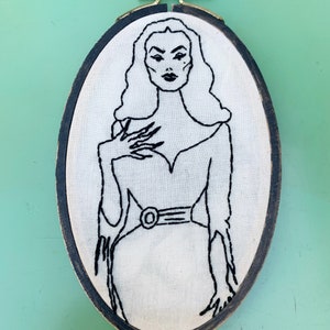 Arte de aro oval com bordado oval Vampira Maila Nurmi