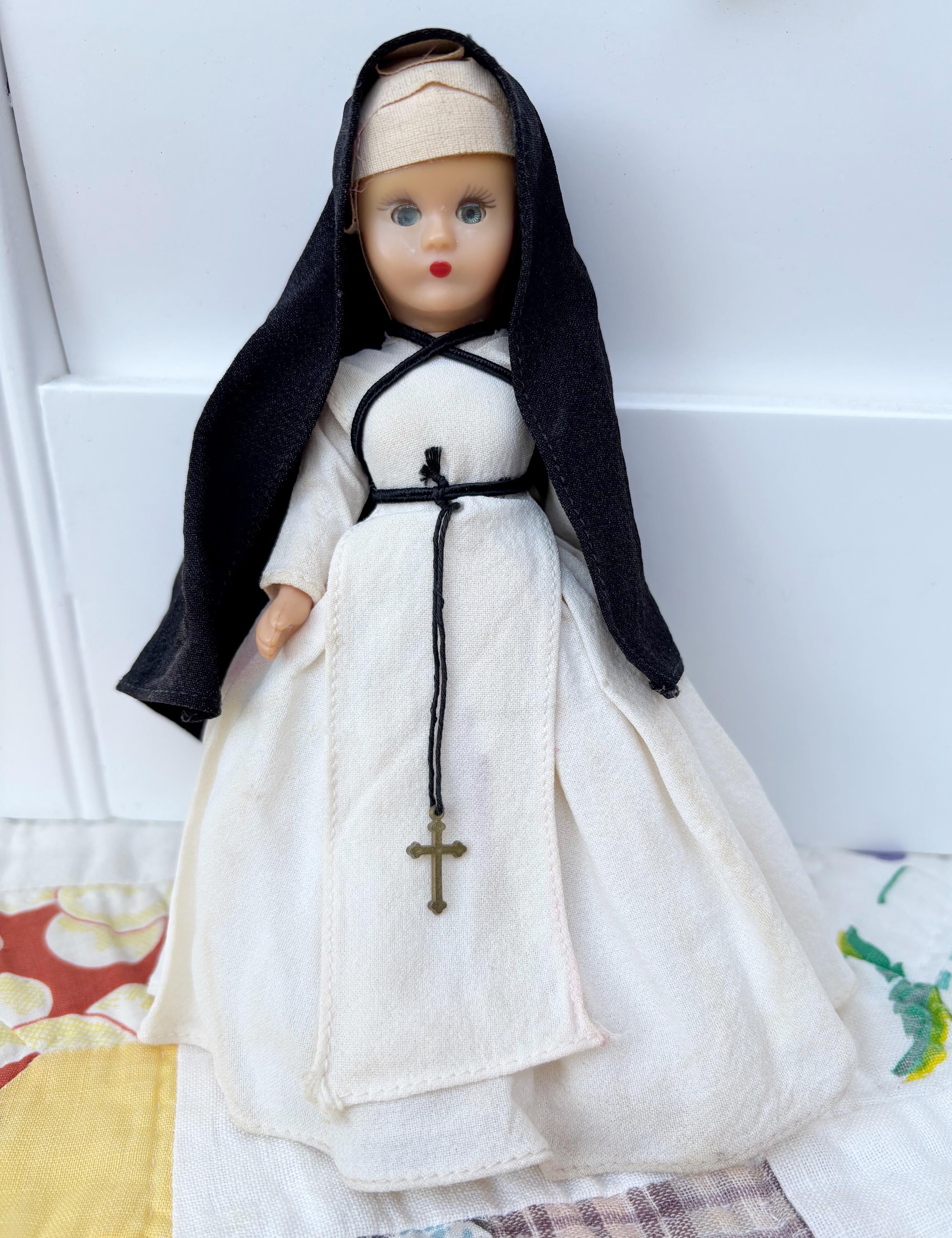 Poupée En Porcelaine Nonne – The Leonardo Collection – Occasion