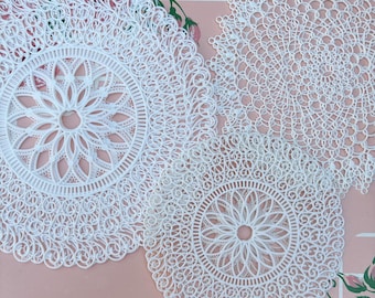 Conjunto de 6 toalhinhas de crochê vintage em plástico branco, estilo moderno de meados do século XX, década de 1950.