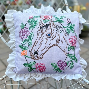 Vintage Handgemachtes besticktes Kissen mit Rüschenrand Good Luck Horse Hufeisen