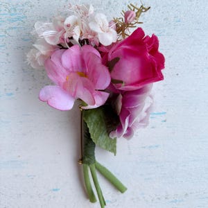 Broche vintage de veludo rosa com flores, buquê de chapelaria em tons pastéis