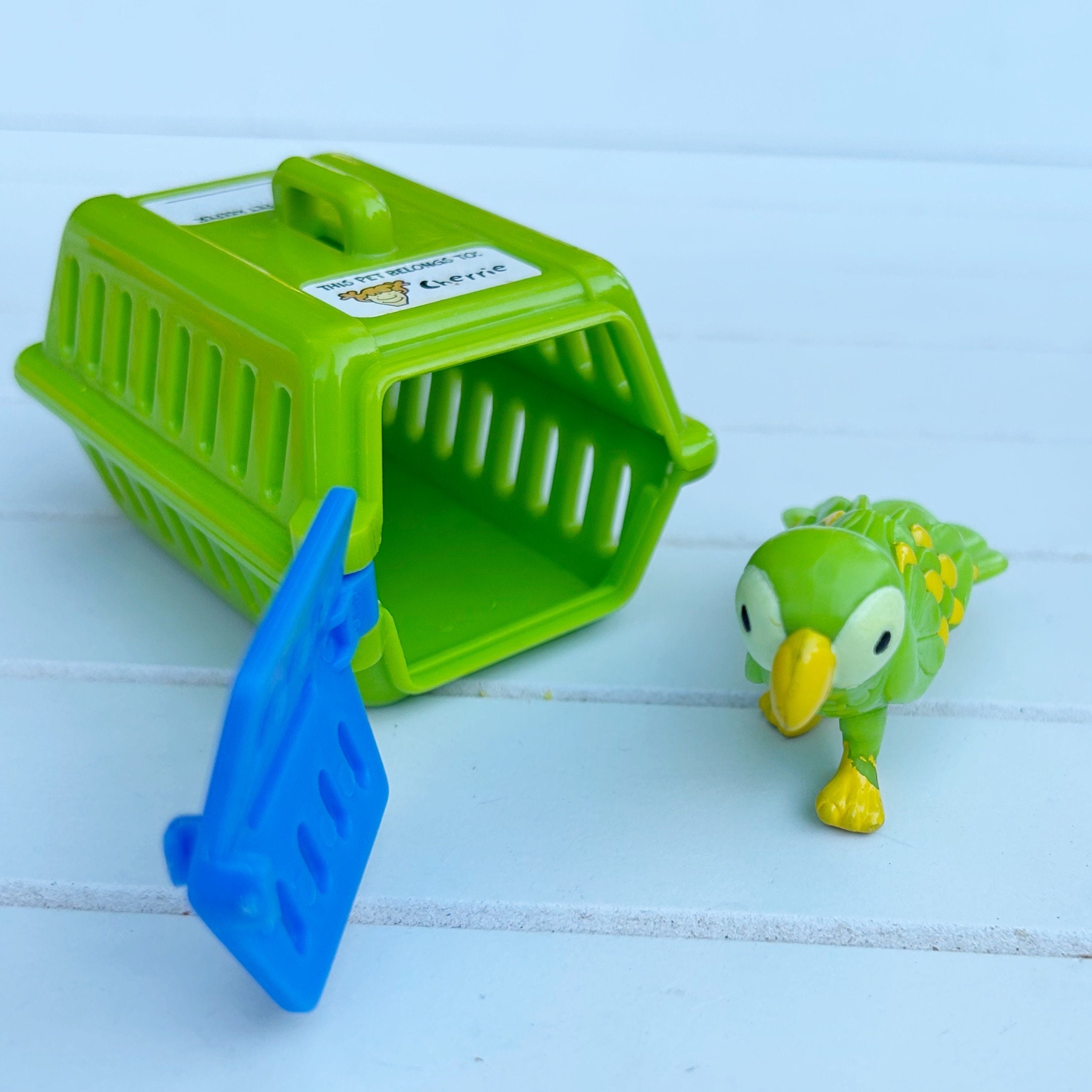 SONIC 2005 Wacky Pack Pet Keepers Cherrie Kennel W/ Green Bird