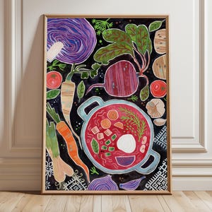 Peut inclure: Une peinture à l'aquarelle encadrée représentant une soupe de bortsch vibrante avec des légumes. L'œuvre présente une soupe rouge dans une casserole bleue, entourée de carottes, de betteraves, de chou et de tomates sur fond noir.