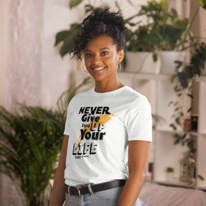 Never give up Unisex T-Shirt, Unisex Solid Color tshirt , Motivational Tee, Casual Comfort Top, Short Sleeve Graphic Tee, Positive Vibes zdjęcie 6