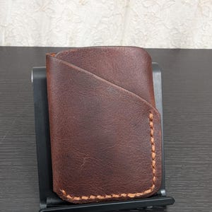 Carteira de couro minimalista com compartimento para cartão
