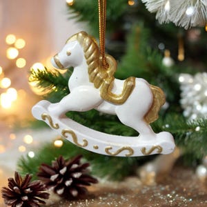6x Cavalo de balanço de Natal pendurado, brinquedos vintage do país das maravilhas do inverno, decoração de presente para árvore genealógica infantil, dourado e branco.
