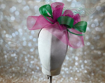 Magenta und Grüner Crinoline Fascinator-Hut für Hochzeiten, Frauen am Frauentag, Gartenpartys, Ascot, Derby, Taufe