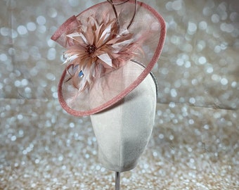 Hatinator di fiori di piume Sinamay rosa scuro e bianco, cappello fascinatore per matrimoni, ascot, festa delle donne, gare, feste in giardino