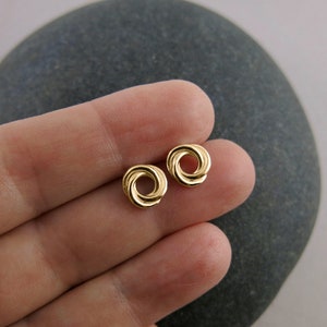 Boucles d'oreilles en or 14 carats avec nœud d'amour • Puces d'oreilles Trinity • Trio de puces d'oreilles entrelacées • Bijoux en forme de nœud en or • Petits clous d'oreilles en or • Cadeau de luxe