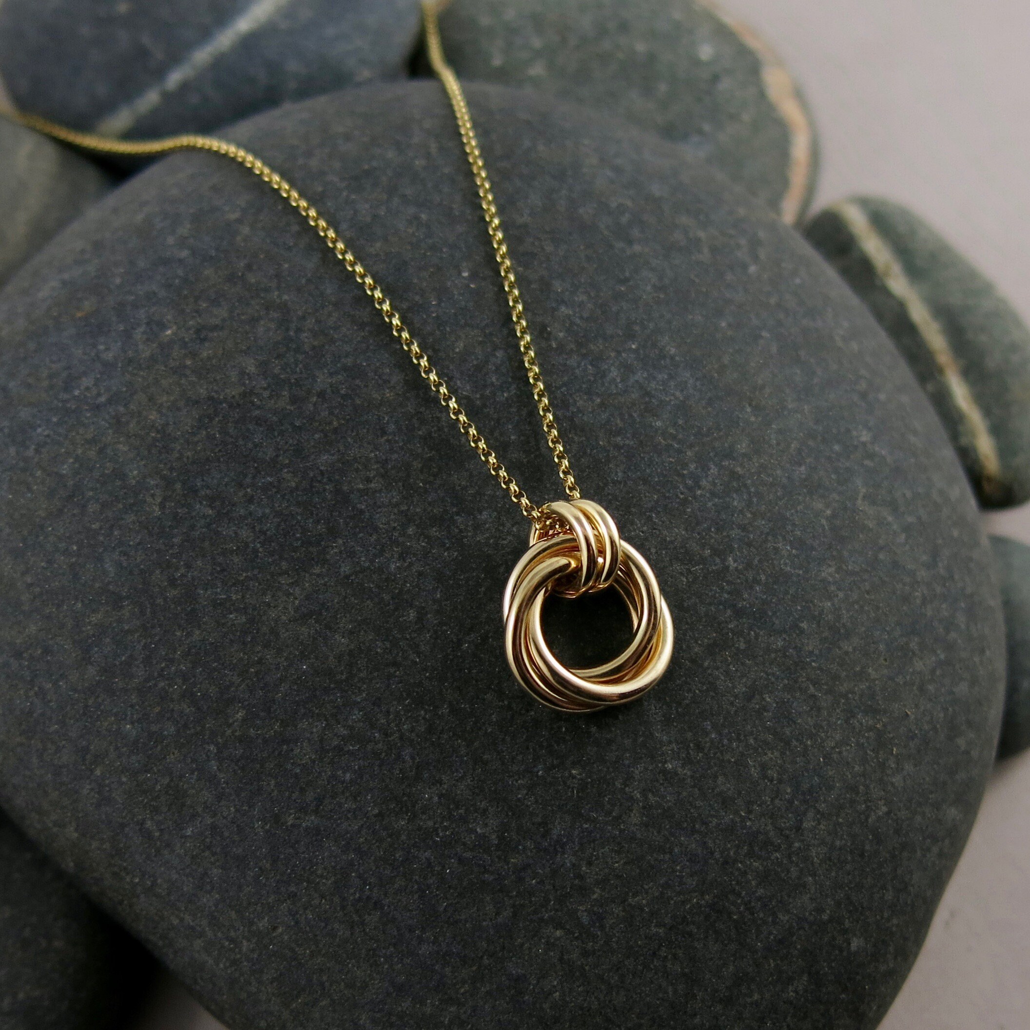 Solid Gold Love Knot Necklace 14k Gold Trinity Knot Pendant Etsy Norway