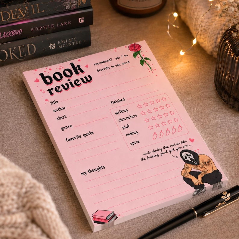 K&ouml;nnte beinhalten: Ein rosa Notizblock f&uuml;r Buchrezensionen mit dem Wort "book review" in Schwarz. Der Notizblock enth&auml;lt Abschnitte f&uuml;r Titel, Autor, Genre und Lieblingszitat. Eine Cartoonfigur befindet sich unten rechts.