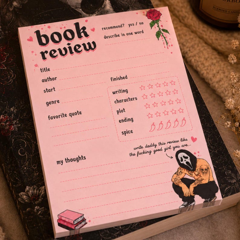 K&ouml;nnte beinhalten: Ein rosa Notizblock f&uuml;r Buchrezensionen mit Abschnitten f&uuml;r Titel, Autor und Genre. Er enth&auml;lt Sterne zur Bewertung und Platz f&uuml;r 'meine Gedanken'. Eine von Scream inspirierte Grafik befindet sich unten, mit Text.