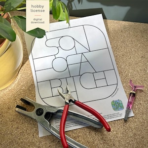 MÖNSTER. Son of a Bitch. Målat glas. Kaxig fras. Digital nedladdning. Hobbylicens.