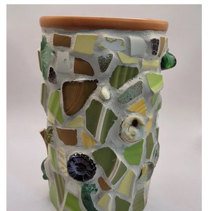 Jarrón de mosaico Pique Assiette en verde, jarrón marrón amarillo, jarrón de mosaico de vidrio y cerámica caído, jarrón de decoración boho, jarrón de decoración costera, casa del lago