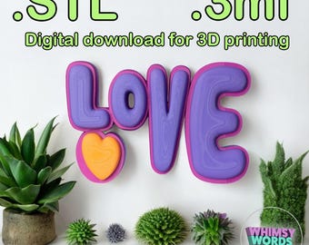 Könnte beinhalten: Lilafarbener 3D-gedruckter „LOVE“-Wortschmuck mit einem pinkfarbenen Herzen in der Mitte. Der Wortschmuck befindet sich auf einem weißen Hintergrund mit kleinen grünen Pflanzen im Vordergrund. Der Text „STL“ und „.3mf“ ist oben im Bild in grüner Schrift. Der Text „Digitaler Download für den 3D-Druck“ ist in schwarzer Schrift unter dem grünen Text. Der Text „WHIMSY WORDS 3D“ befindet sich in einem Kreis mit einem rosa, blauen und gelben Farbschema.
